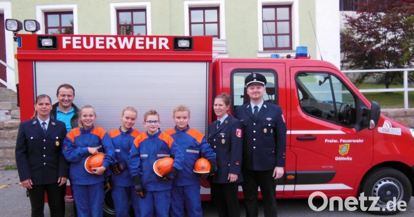 Freuen sich über die bestandene Prüfung (von links): Jugendwartin Yvonne Kammerer, Bürgermeister Anton Kappl, Laura Kammerer, Danah Müller,
Andreas Bäumler, Alan Müller, Stellvertretende Jugendwartin Yasmin Kellner und Kommandant Matthias Maier. Bild: exb