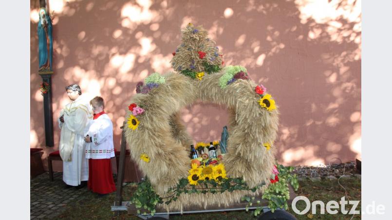 Die festlich geschmückte Erntekrone mit den zum Altar gerbachten Gaben. Bild: frd