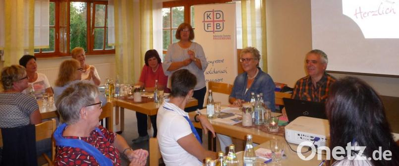 Die Führungskräfte des KDFB im Bezirk Sulzbach-Rosenberg holen sich bei einem Treffen mit der Vorsitzenden Margarete Hirsch (stehend) bei Bildungskonferenz Impulse und Ideen. Bild: u