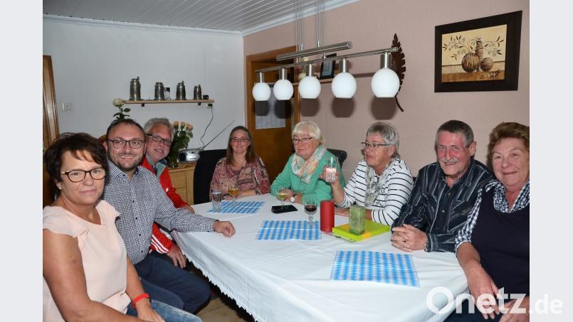 Bei Quartiergeberin Gisela Dierl fühlen sich Heinz und Margitta Tödtmann (von rechs) seit drei Jahrzehnten pudelwohl, wofür zweiter Bürgermeister Markus Bauriedl (Zweiter von links) eine Ehrung überreichte. Bild: fjo