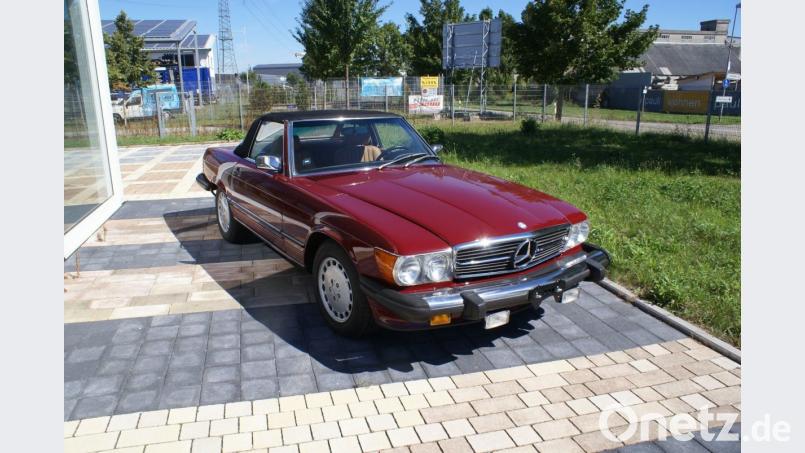 Dieser rote Mercedes 560 SL trägt die Nummer &quot;Ivana1&quot;. Bild: Auto-Medienportal.Net/Hans-Robert Richarz