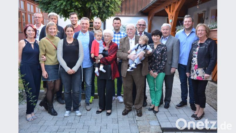 Seinen 80. Geburtstag feierte am Samstag Hans Thümmel (6. von rechts). Gemeinsam mit seiner Frau Anna (links neben ihm) wohnt der gebürtige Schwabe seit 2000 in Neualbenreuth, wo er sich längst heimisch fühlt. Zum Geburtstag kamen auch seine Kinder, Enkel und Urenkel. Weiter gratulierten Bürgermeister Klaus Meyer (5. von rechts), Seniorenbeauftragter Franz Danhauser (3. von rechts) und Edeltraud Köstler (4. von rechts) für die Pfarrei. Bild: jr