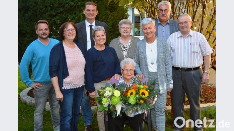 Gleich zwei Bürgermeister gratulierten Theres Stadler (sitzend vorne Mitte) zum 90. Geburtstag: Hinten links Bürgermeister Ernst Schicketanz aus Altenstadt/WN und hinten rechts Bürgermeister Rupert Troppmann aus Neustadt/WN. Bild: Schmola, Werner