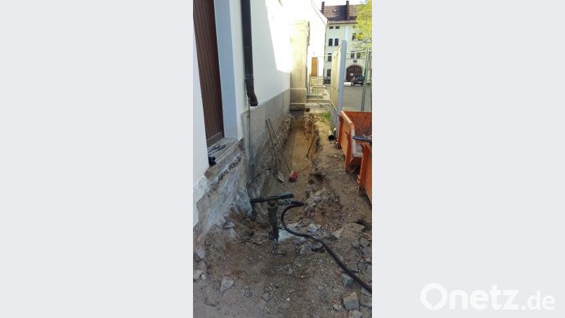 Auch die Zugänge zur Friedenfelser Pfarrkirche und die Treppenanlagen waren in die Jahre gekommen. Eine Verstärkung der Fundamente sowie die Ausbesserung und teilweise Erneuerung der Außentreppen waren erforderlich. Bild: bsc