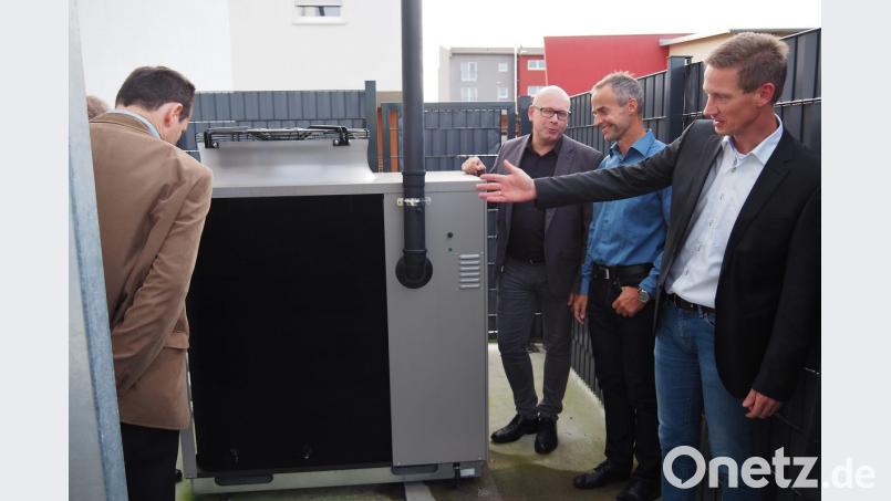 Dieses Gerät passt auf jedes Dach. Energieexperte Steffen Horn (rechts) erläutert die Funktionsweise der gasbetriebenen Wärmepumpe. Bild: Bühner