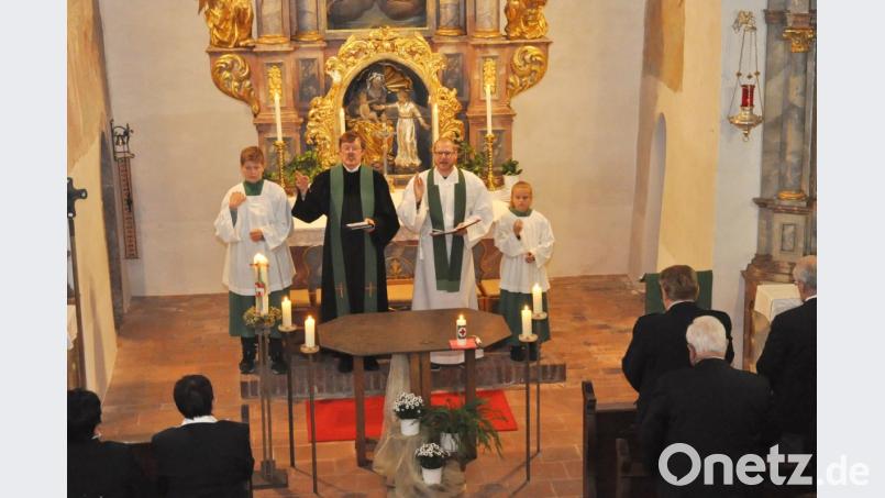 Der evangelische Pfarrer Volker Wappmann (links) und Kaplan Ulrich Eigendorf (rechts) feiern mit den BRK-Mitstreitern einen Gedenkgottesdienst in der Simultankirche in Altenstadt. Bild: dob
