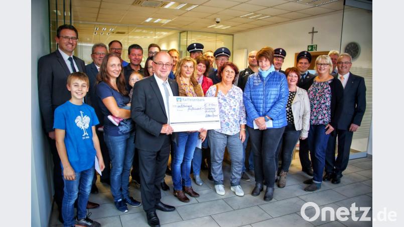 Die Vorstände Norbert Waldhauser (vorne mit Spendenscheck) und Michael Hirmer (links), überreichen die Spenden. Bild: wfw