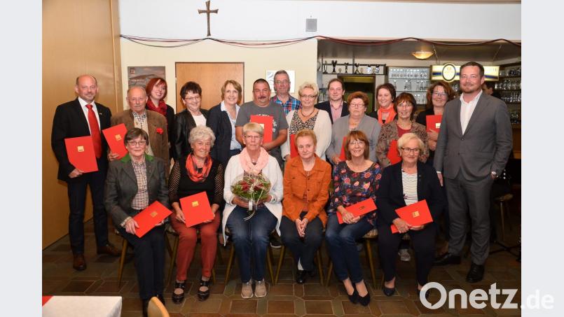Ehrungen für langjährige Mitgliedschaften spricht der SPD-Ortsverein am Freitag im Hans-Sommer-Sportheim aus. Ortsvorsitzende Irmgard Bótha (sitzend, links) gehört aufgrund ihrer 40-jährigen Mitgliedschaft selbst zu den Geehrten. Bild: fjo