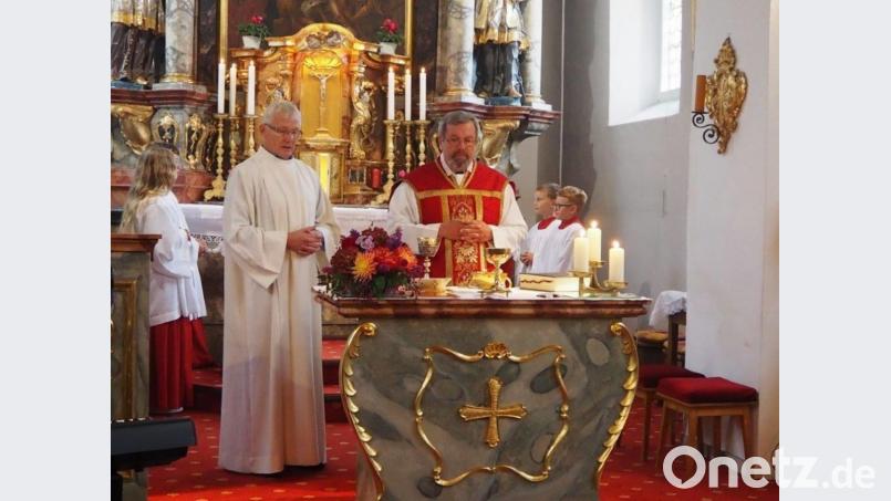 Pfarrer Markus Ertl (rechts am Altar) übernahm die Einführung von Pastoralreferent Alfred Kick. Bild: exb