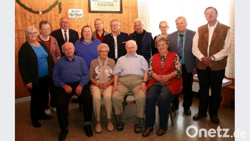 Langjährige Mitglieder ehrt der VdK für ihre Treue. Im Bayer-Saal gratulieren (von rechts) zweiter Vorsitzender Franz Prößl und Vorsitzender Helmut Stauber. Zweiter Bürgermeister Fritz Holm (Fünfter von rechts) und Kreisvorsitzender Georg Brand (Dritter von links) schließen sich den Glückwünschen an. Mit im Bild Referent Manfred Häfner (Sechster von rechts). Bild: wro