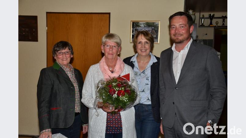 Mit der Ehrenmitgliedschaft würdigt die SPD die langjährige Tätigkeit von Anita Zeug (Zweite von links) als Seniorenbeauftragte und ihr Engagement um die Flüchtlingsfamilien. Bild: fjo
