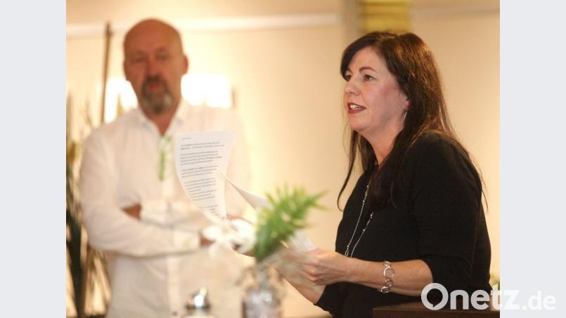 Künstlerhaus-Leiterin Andrea Lamest führte in die Ausstellung des Fotografen Herbert Stolz (Hintergrund) ein. Bild: Hirsch