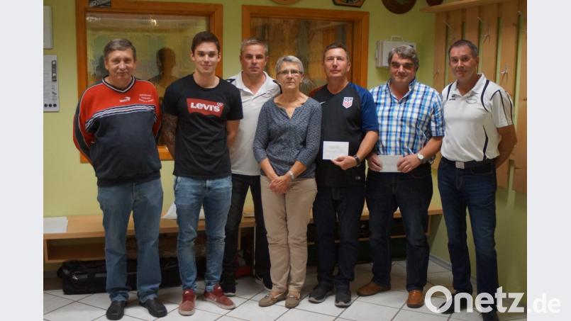 Das diesjährige Bürgerschießen gewann nach vier Jahren wieder das Team „Max Hösl“. Unser Bild zeigt von links zweiten Schützenmeister Helmut Schlosser, Sebastian Zahner, Thomas Zahner, Gabi Modl, Hans Schlosser, Georg Zwack sen. und Schießleiter Günther Gradl. Bild: slh
