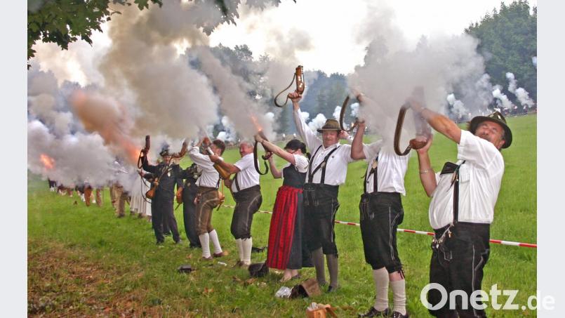 Die Burgschützen sorgen für ordentliche Kracher. Eine Beschäftigung nicht nur für Männer: Auch eine Reihe von Frauen finden Spaß am Abfeuern der schweren Handböller. Das Spektakel spielte sich vor zehn Jahren bei einem Böllerschützentreffen anlässlich des 100-jährigen Jubiläums ab. Bild: nm
