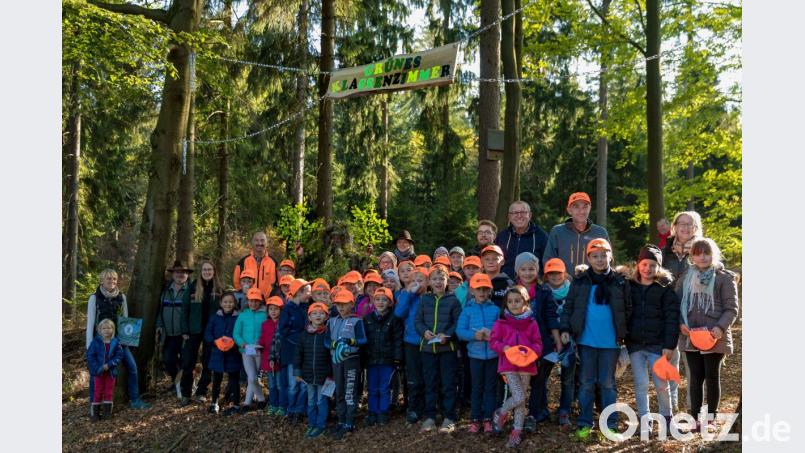 Sie freuen sich über das neue „Grüne Klassenzimmer“ am Ochsenkopf: Kinder und Lehrer der Grundschule Bischofsgrün, Schulleiterin Yvonne Schobert, Bürgermeister Stephan Unglaub, Matthias Huttner und Ruth Mattheas vom AELF Bayreuth, Revierleiter Werner Schmidt, Forstbetriebsleiter Winfried Pfahler, die Praktikanten Susanne Berger und Lukas Dörfel sowie Buchhart, die Buche und zugleich das Maskottchen des „Grünen Klassenzimmers“. Bild: exb