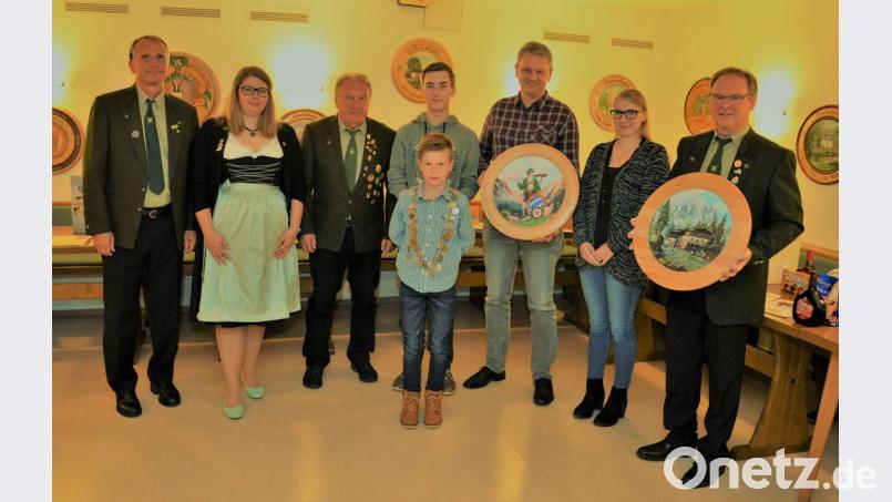 Kassier Michael Böx und Sportleiterin Lisa Völkl nach der Preisverleihung des Königsschießens mit Gerd Meier, Lars Forschepiepe, Elias Ott, Mathias Söllner, Jana Heindl und Norbert Völkel (von links). Bild: exb