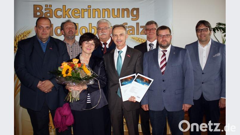Die Obermeister verabschieden Wolfgang Filter (Mitte, mit Frau Monika): (von links) Wolfgang Fischer für Sulzbach, Alfred Schuller für Amberg, Willi Limmer für Cham, (von rechts) Christian Glab für Schwandorf, Wolfgang Schmid für die Nordoberpfalz, Wolfgang Wehr für Neumarkt, 	Bild: R. Kreuzer Bild: R. Kreuzer