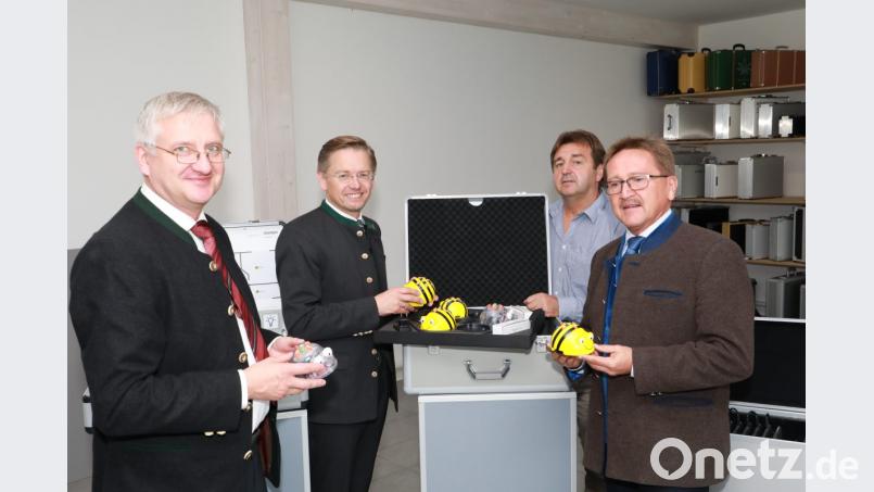 Kleine Bienen-Roboter präsentiert Geschäftsführer Herbert Schadt (Zweiter von rechts) beim Besuch von Landtagsabgeordnetem Tobias Reiß (Zweiter von links). Mit auf dem Bild CSU-Ortsvorsitzender Johannes Reger (links) und Bürgermeister Hans Donko (rechts). Bild: njn