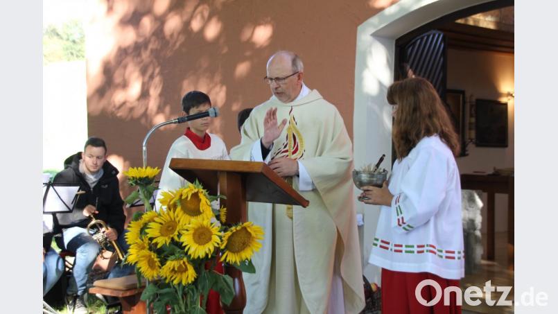Pfarrer Herbert Rösl segnet die zum Altar gebrachten Speisen. Bild: frd