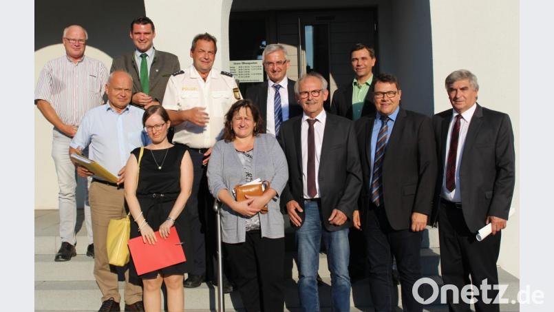 Die Beteiligten der Gesprächsrunde sind einer Lösung für die stark befahrene Kreuzung von B85 und SAD9 im Wackersdorfer Ortsteil Heselbach deutlich näher gekommen. Bild: exb