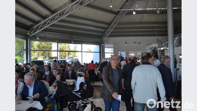Den ganzen Tag über zeigt die Bevölkerung großes Interesse am Tag der offenen Tür im Autohaus Dobner. Bild: dob