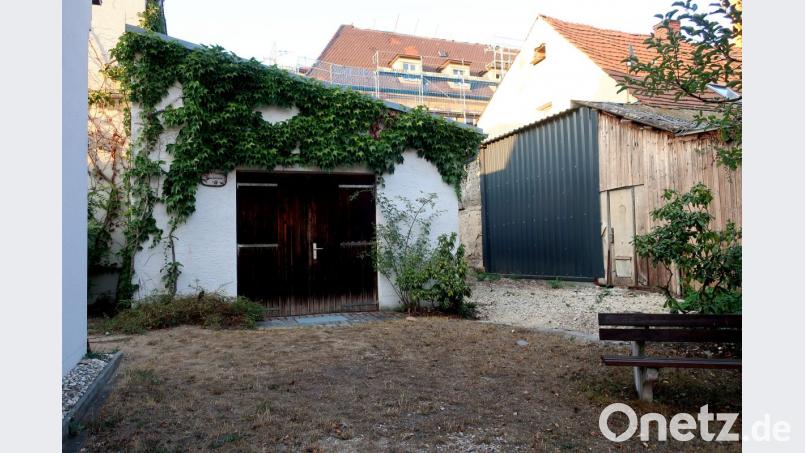 Neben dem Feuerwehrhaus befindet sich der Geräteschuppen des GOV Fronberg mit einem Umfeld, das der Verein mit einer Rasenfläche und Büschen neu gestalten will. Bild: Hirsch