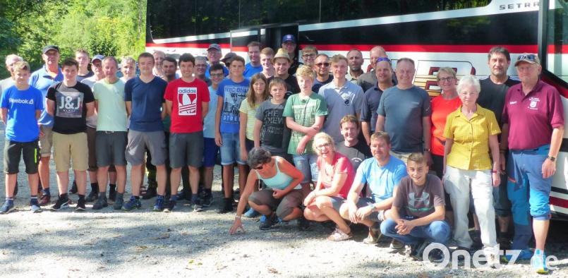 Viele junge Leute beteiligen sich an der Bergwanderung der Feuerwehr Illschwang auf die Tutzinger Hütte. Bild: no