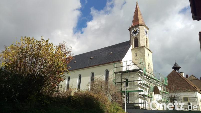 Nach der Renovierung erstrahlt das markante Gotteshaus wieder in neuem Glanz. Neben der Außenfarbe fallen das Kupferblech des Kirchturms und die über 32.000 neuen Dachziegel sofort ins Auge. Bild: bsc