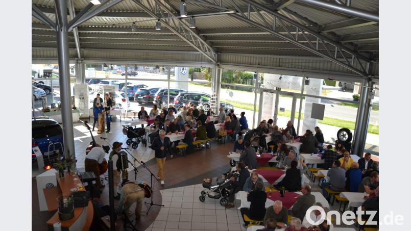 Bereits zum Weißwurst-Frühschoppen herrscht reger Andrang. Die "Mittelberg Musikanten" spielen zünftig zur Unterhaltung auf. Bild: dob