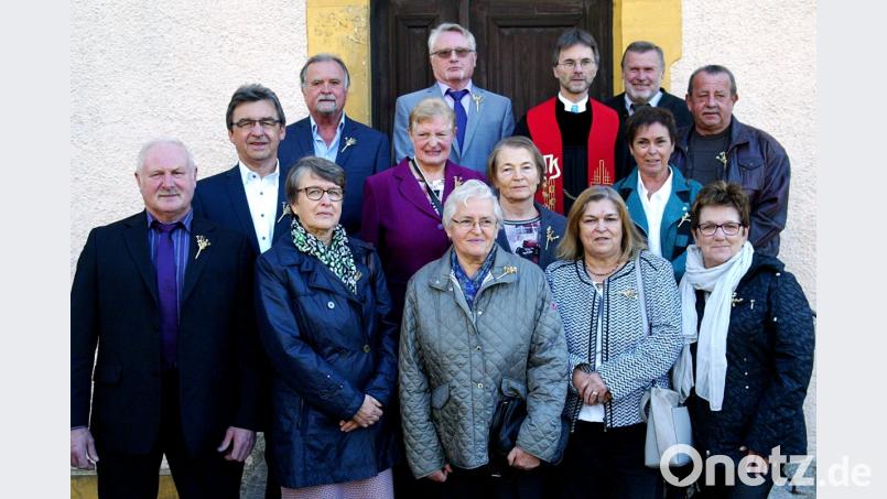 Bild: R, Kreuzer
Die Jubelkonfirmanden der evangelischen Pfarrei Neunkirchen feiern ihren Ehrentag. Bild: R. Kreuzer
