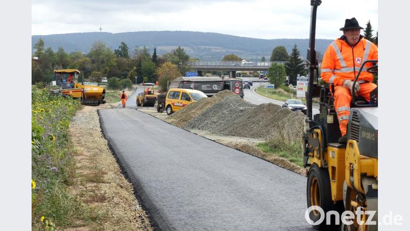 Mit starker Verzögerung (ursprünglich geplant Mai) erhält der Radweg nach Latsch wieder eine Asphaltdecke. Für den Bau der Gas- und Wasserleitung investierten die Stadtwerke 2,7 Millionen Euro. Wegen weiterer Asphaltierungsarbeiten ist der Bahnübergang B470 nach Latsch am Freitag, 5. Oktober, von 7 bis circa 16 Uhr gesperrt. Bild: Wieder