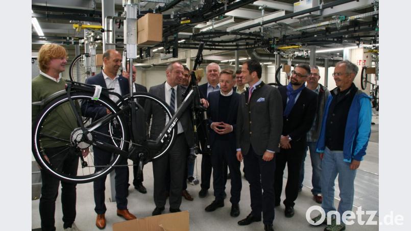 Vertreter der CSU-Mittelstandsunion Tirschenreuth und Nordoberpfalz informieren sich bei der Firma Cube. Im Bild von links Cube-Chef Marcus Pürner, Harald Gollwitzer, Parlamentarischer Staatssekretär Oliver Wittke, Landtagsabgeordneter Tobias Reiß, Bundestagsabgeordneter Albert Rupprecht, Alexander Herzner und Altbürgermeister Hubert Kellner sowie (hintere Reihe) Hans-Peter Lang, Leonhard Zintl, Christoph Pürner, Hilmar Wollner und Günther Fachtan. Bild: fpoz