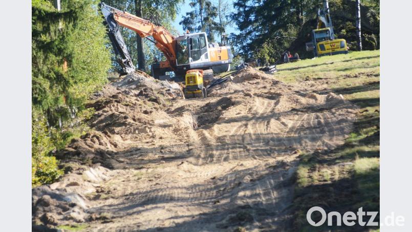 Am Wurmstein wird derzeit gebaggert und gegraben. Der Förderverein Skilift baut eine Beschneiungsanlage. Bild: Gabi Schönberger