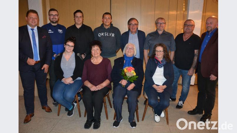 Neuwahlen und Verabschiedungen gab es bei der Jahresversammlung des ATS Mitterteich. Im Bild (sitzend, von links) Yvonne Scheckenbach, Vroni Halbauer, Elfriede Fick und Bärbel Pufler sowie (stehend, von links) 2. Bürgermeister Stefan Grillmeier, Matthias Schwägerl, Jan Dreßel, Thomas Schiffmann, Peter Pufler, Vorsitzender Andreas Dreßel, Robert Braun und Peter Haibach. Bild: jr