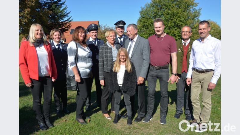 Mit einem großen Familienfest am Sonntag feierte Alois Malzer (4. von rechts) seinen 80. Geburtstag. Seit 52 Jahren ist er mit seiner Frau Erika (5. von links) verheiratet. Dazu gratulierten die beiden Söhne Andreas (rechts) mit Gattin Beate (links), sowie Robert (3. von rechts) mit Lebensgefährtin Beate (3. von links) und Enkelin Franziska (vorne Mitte). Für den Schützenverein gratulierte Vorsitzender Eberhard Kirchner (2. von rechts), von der Feuerwehr Königshütte waren Vorsitzender Christian Weiß (4. von links), Vorstandsmitglied Michaela Seelk (2. von links) und Kommandant Martin Teubner (5. von rechts) gekommen. Bild: jr