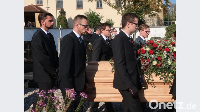 Jugendliche aus dem Verwandten- und Bekanntenkreis trugen den Sarg zum Friedhof. Bild: Hirsch
