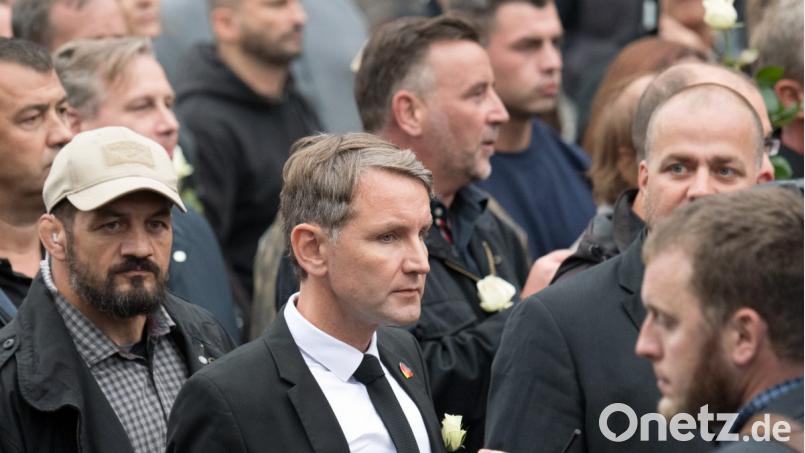 Der Vorsitzende der AfD-Fraktion im Thüringer Landtag, Björn Höcke (Mitte), und der Vorsitzende von Pegida e.V, Lutz Bachmann (Dritter von links), laufen während einer als Gedenkmarsch deklarierten Demonstration durch Chemnitz. Bild: Ralf Hirschberger/dpa