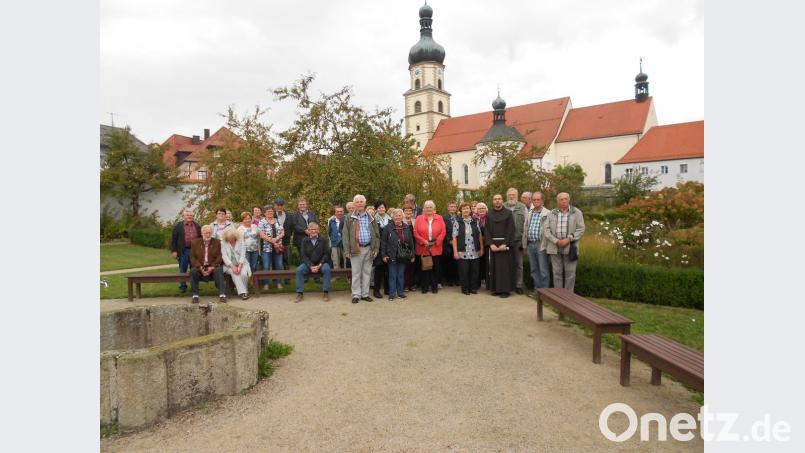 Aus mehreren thematisch unterschiedlichen Sektionen besteht der Klostergarten in Neukirchen beim Hl. Blut. Unter Führung eines Franziskanerpaters (Fünfter von rechts) sehen sich die von Pater Adrian Kugler (stehend, Achter von links) begleiteten Schlammersdorfer Senioren auf dem Gelände um. Bild: hzi
