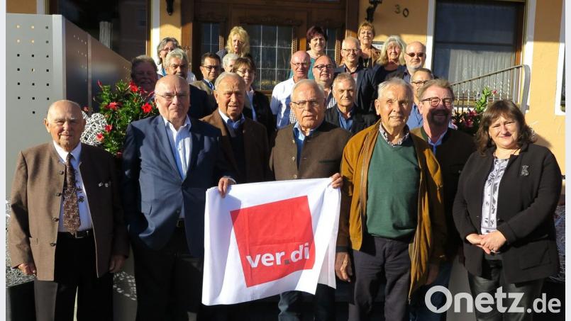 Die Gewerkschaft &quot;Ver.di&quot; ehrte langjährige Mitglieder. Vor allem die Altersjubilare Georg Liebl, Helmut Biegelmeier, Hans Schuierer, Georg Raab und Gottfried Hildebrand (vorne von links). Bild: Hirsch