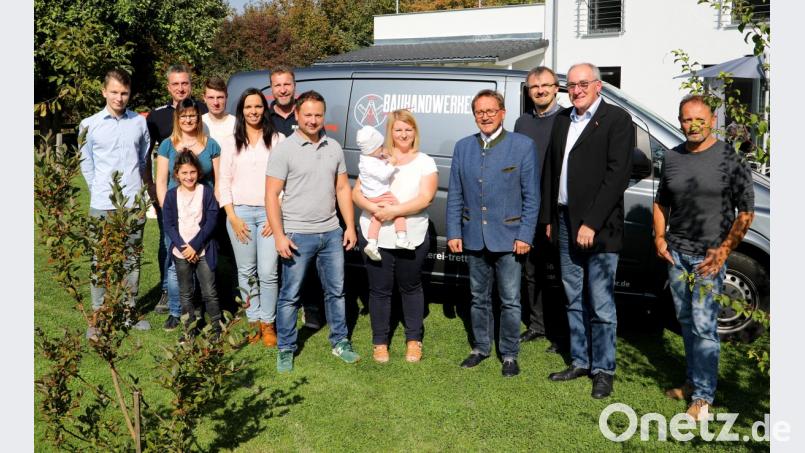 Mit einer Feier wurde die "Bauhandwerkerei Tretter" eröffnet. Auf dem Bild Inhaber Daniel Tretter (sechster von rechts) mit Ehefrau Sandra (fünfte von rechts) und Tochter Alina sowie Bürgermeister Hans Donko (vierter von rechts), Pfarrer Martin Besold (dritter von rechts) und Peter Biersack (zweiter von rechts) von der Handwerkskammer. Bild: njn