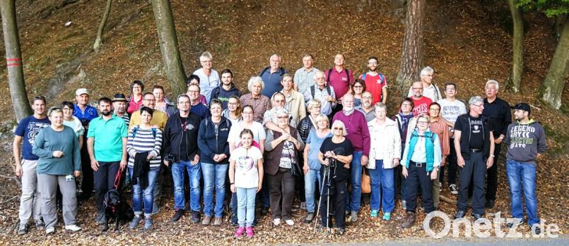 Vor der Heimfahrt versammelt sich die Reisegruppe zu einem Gruppenbild beim Schloss Hruba Skala. Bild: jzk