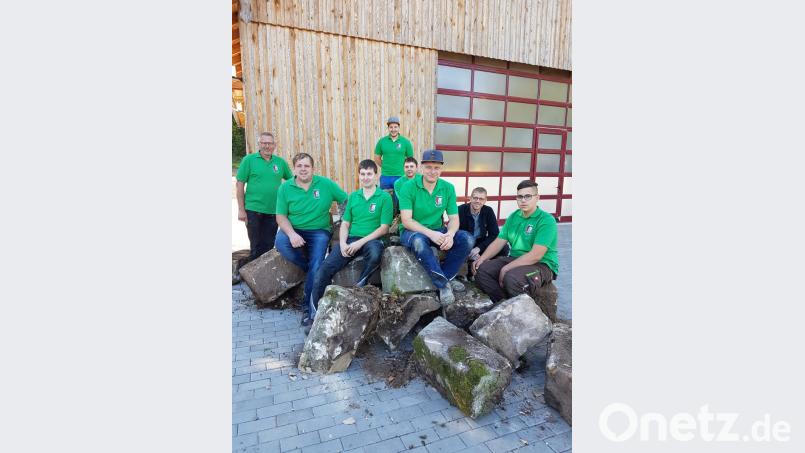 Abenteuerland für junge Besucher oder simple Abgrenzungsmauer? Das wird sich zeigen. Vor der Festhalle diskutieren Mitglieder der Feuerwehr über die bauliche Bestimmung der großen steinernen Relikte. Aber sonst ist fast alles schon bereit für das „Hascharader Oktoberfest“. Bild: hzi