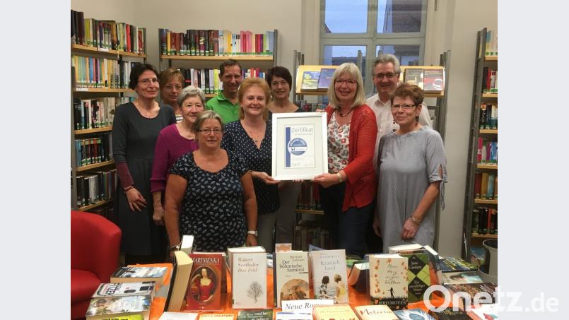 Das Bücherei-Team im Träsch-Haus freut sich über die Auszeichnung durch den St. Michaelsbund. Bild: exb