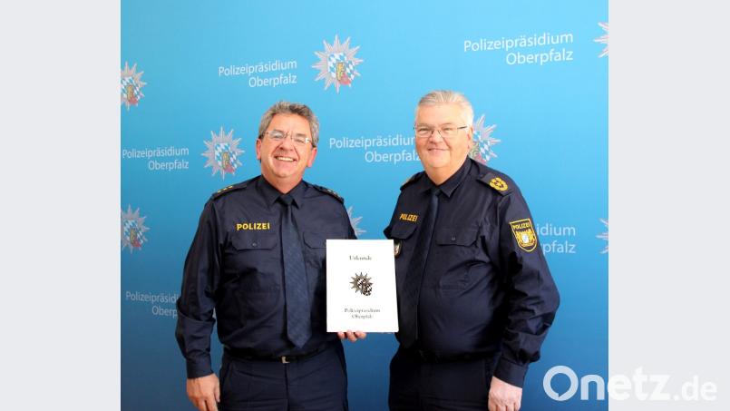 Polizeidirektor Robert Hausmann (links) erhält die Bestellungsurkunde von Polizeipräsident Gerold Mahlmeister. Bild: Albert Brück