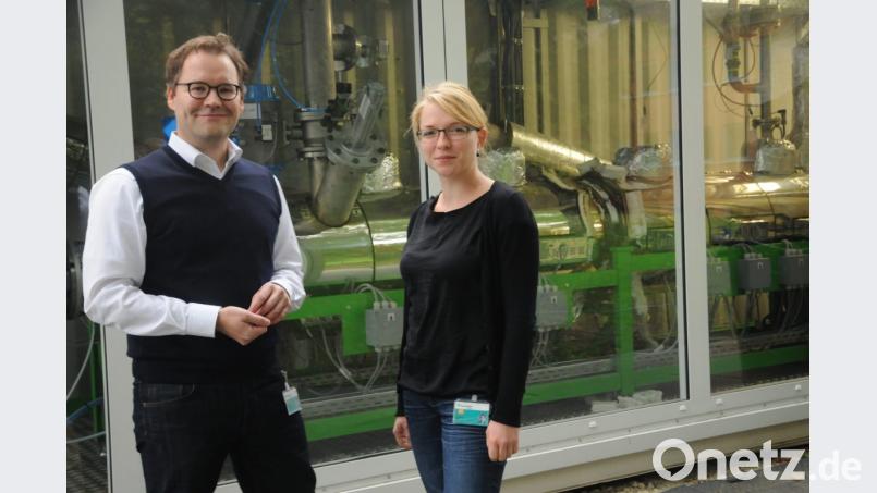 Die Pilotanlage im Hintergrund wird bald in Tunesien in größerem Maßstab zum Einsatz kommen, hoffen Katharina Reh und Frederik Betsch von Fraunhofer-Umsicht. Bild: ge