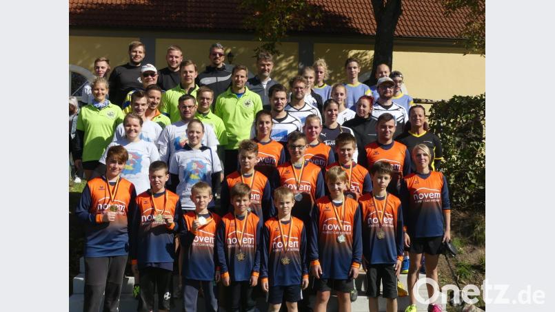Die Rechnung geht auf beim Er- und-Sie-Turnier der TSG-Faustballabteilung. Erfolgreichster Teilnehmer ist der Kirwaverein (grünes Trikot). Bild: bk