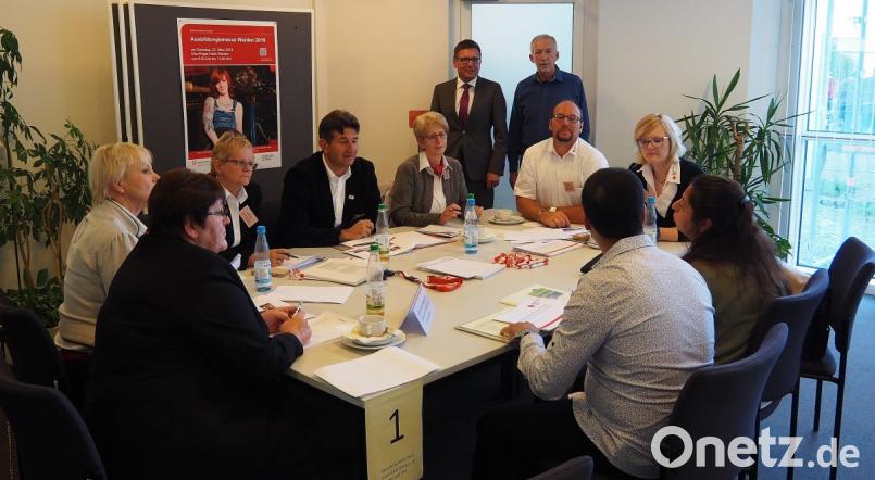 An neun solcher Gesprächstische lernen sich die Pflegekräfte aus ganz Europa und Vertreter der Alten- und Pflegeheime aus der Region kennen. Hier spricht die Führungsmannschaft des BRK-Kreisverbands mit einem spanischen Bewerber. Im Hintergrund Arbeitsagenturchef Thomas Würdinger (stehend links) und Teamleiter Klaus Gredinger. Bild: Bühner