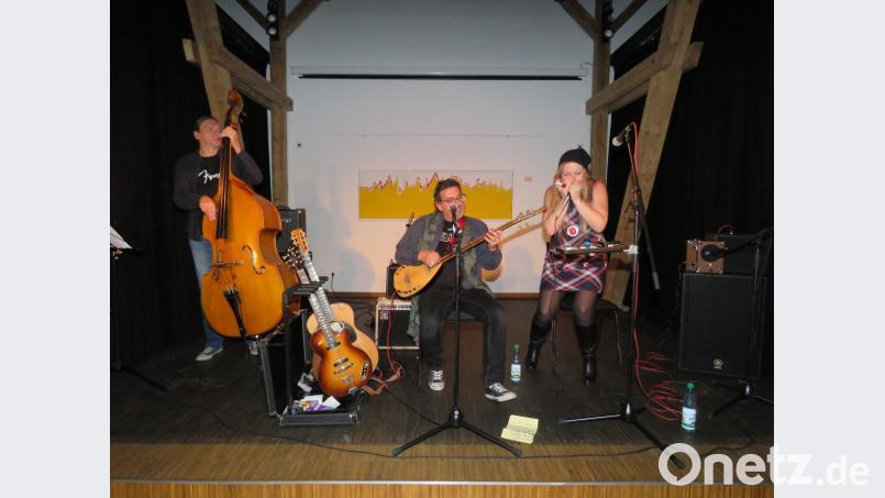 Mit seiner Band "United Blues Experience" begeisterte Bernreuther (Mitte) sein Publikum. das Kunsthaus war bis auf den letzten Platz bestens besetzt, denn viele wollten den gebürtigen Waldsassener kennenlernen. Bild: ubb