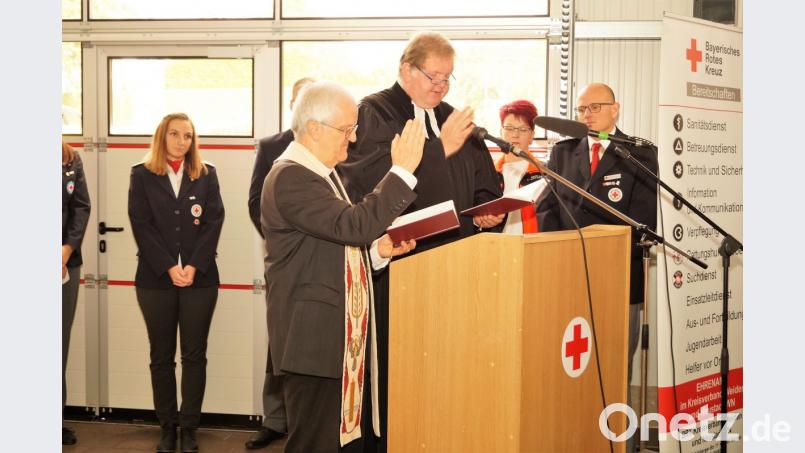 Stadtpfarrer Josef Häring und Ulrich Gruber erteilen den Segen für das neue Gebäude. Bild: arw