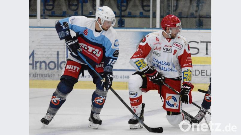 Die Blue Devils gewannen am Sonntag beim EHC Waldkraiburg mit 4:2. Es gab aber nicht nur Grund zur Freude, denn Marco Habermann (links, im Spiel gegen Crimmitschau) schied mit einer Rippenverletzung aus. Bild: gb